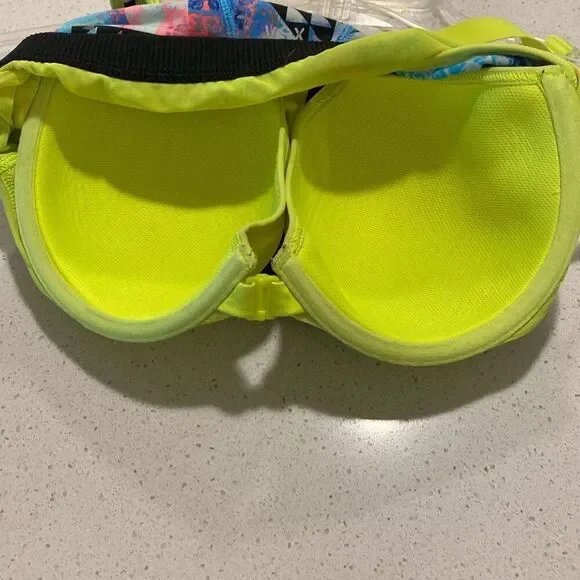 Victoria’s Secret sports bra size 36C￼ - Picture 5 of 7